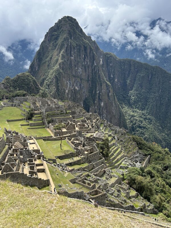 Những đỉnh núi Huayna Picchu hùng vĩ bên trên di tích cổ Machu Picchu trong rừng rậm cao nguyên Peru. (Ảnh: Colleen Thomas/TNS)