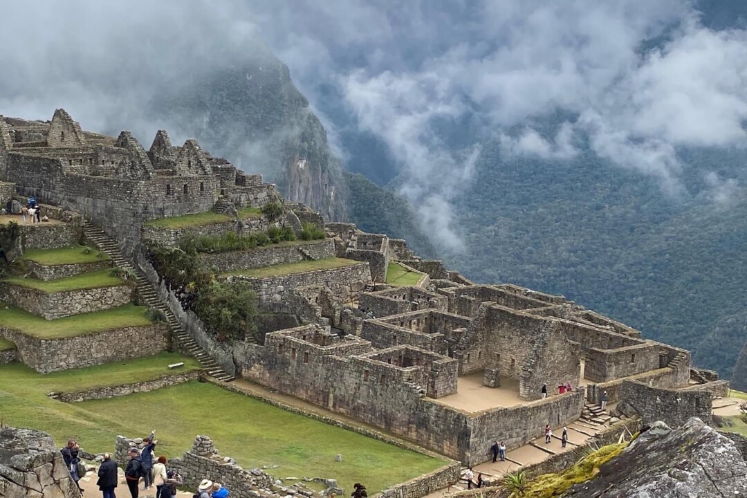 Du khách bước đi trên các con đường của tàn tích Machu Picchu ở Peru vào tháng 09/2023. (Ảnh: Colleen Thomas/TNS)