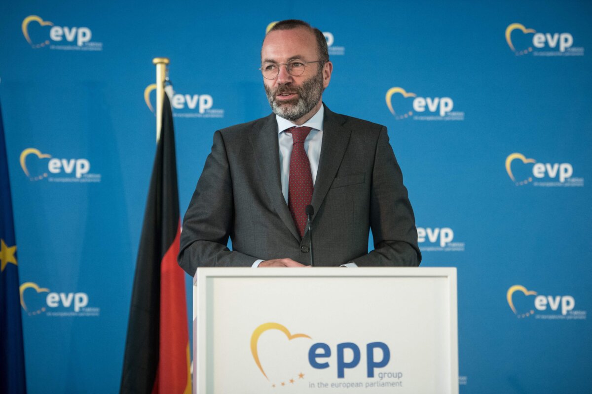 Chủ tịch nhóm trung hữu Đảng Nhân dân Âu Châu (EPP) Manfred Weber nói tại một cuộc họp báo chung trong cuộc họp Chi nhánh Các nhóm EPP (Đảng Nhân dân Âu Châu) tại Berlin, vào ngày 09/09/2021. (Ảnh: Stefanie Loos/AFP qua Getty Images)