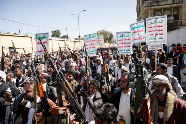 Những người ủng hộ Houthi giương vũ khí trong một cuộc biểu tình phản đối quyết định của Hoa Kỳ coi Houthi là một tổ chức khủng bố ngoại quốc, tại Sanaa, Yemen, vào ngày 20/01/2021. (Ảnh: Khaled Abdullah/Reuters)
