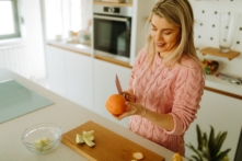 Chúng ta có thể giảm lượng histamine trong cơ thể bằng cách ăn cam hoặc bổ sung vitamin C. (Ảnh: Nebojsa Tatomirov/Shutterstock)