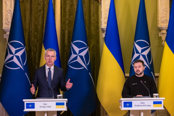 Tổng thư ký NATO Jens Stoltenberg (trái) diễn tả bằng cử chỉ bên cạnh Tổng thống Ukraine Volodymyr Zelensky trong cuộc họp báo chung của họ ở Kyiv, Ukraine, vào ngày 20/04/2023. (Ảnh: Roman Pilipey/Getty Images)