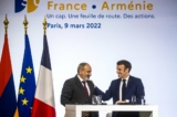 Tổng thống Pháp Emmanuel Macron (phải) chào đón Thủ tướng Armenia Nikol Pashinyan trong một cuộc họp đánh dấu 30 năm thiết lập quan hệ ngoại giao giữa Pháp và Armenia tại Paris vào ngày 09/03/2022. (Ảnh: Christophe Petit Tesson/AFP qua Getty Images)