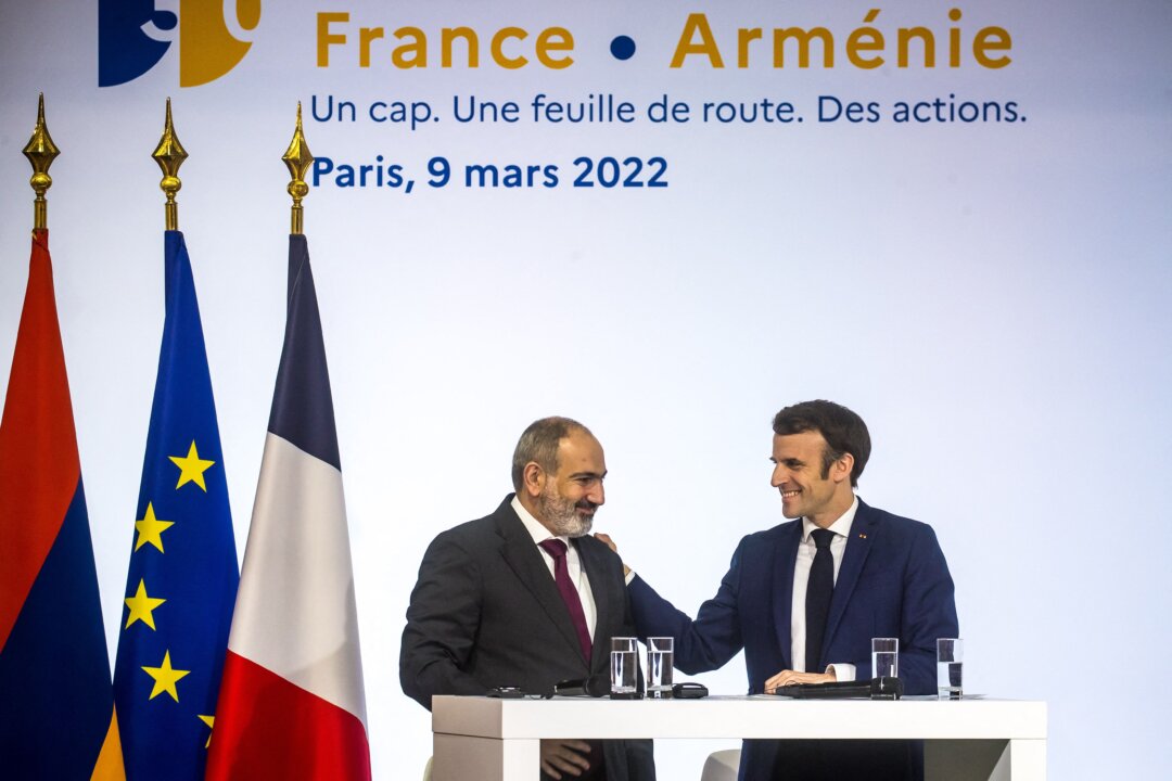 Thương vụ bán vũ khí của Pháp cho Armenia thu hút sự chỉ trích của Baku và Moscow