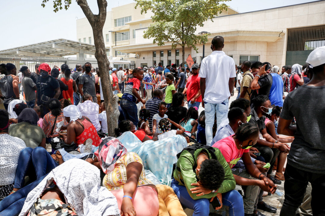 Người dân Haiti tập hợp bên ngoài Đại sứ quán Hoa Kỳ sau vụ ám sát Tổng thống Jovenel Moise, ở Port-au-Prince, Haiti, vào ngày 09/07/2021. (Ảnh: Estailove St-Val/Reuters)