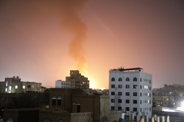 Khói bốc lên sau các cuộc không kích do Hoa Kỳ chỉ huy bắn vào các mục tiêu ở Sanaa, Yemen, hôm 25/02/2024, sau các cuộc tấn công của nhóm dân quân Houthi do Iran hậu thuẫn nhắm vào các tàu ở Hồng Hải và Vịnh Aden. (Ảnh: Osamah Abdulrahman/AP Photo)