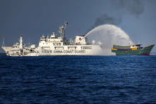 Một tàu Hải cảnh Trung Quốc bắn vòi rồng vào Unaizah May 4, một tàu thuê của hải quân Philippines, đang thực hiện nhiệm vụ tiếp tế thường lệ cho những binh sĩ đóng quân tại Bãi cạn Second Thomas ở Biển Đông hôm 05/03/2024. (Ảnh: Ezra Acayan/Getty Images)