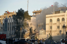 Lực lượng cứu hộ thi hành nhiệm vụ tại một tòa nhà bị phá hủy sau cuộc không kích ở Damascus, Syria, hôm 01/04/2024. (Ảnh: Omar Sanadiki/AP Photo)