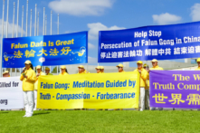 Cô Lưu Lợi (Liu Li), người có thân nhân bị bắt ở Trung Quốc vì đức tin tín ngưỡng, trình bày tại một cuộc mít-tinh do các học viên Pháp Luân Công tổ chức ở Canberra, Úc, hôm 27/03/2024. (Ảnh: The Epoch Times)