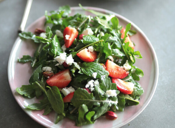 Lá bạc hà tươi là nét chấm phá hoàn thiện cho món salad rau arugula và dâu tây này, một món ăn điển hình vào mùa xuân trong căn bếp của cô Kochilas. (Ảnh: Vasilis Stenos)