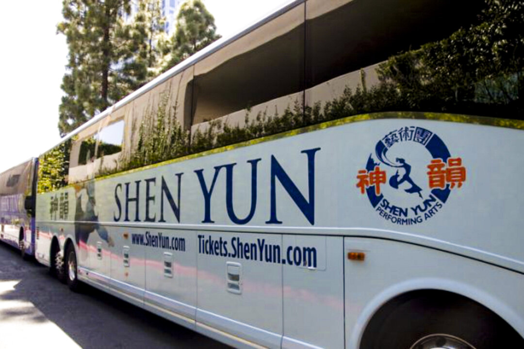 Xe buýt lưu diễn của Shen Yun từ lâu đã trở thành mục tiêu chịu sự phá hoại. Gần đây, những lời đe dọa ngày càng gia tăng nhắm vào công ty nghệ thuật biểu diễn mang sứ mệnh khắc họa “Trung Quốc trước thời cộng sản” này. (Ảnh: The Epoch Times)