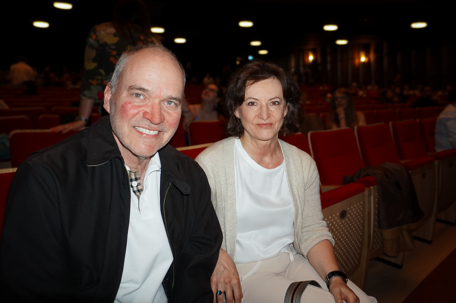 Ông Hubert Dafflon và bà Magdalena Dafflon thưởng thức Nghệ thuật biểu diễn Shen Yun tại Nhà hát Beaulieu hôm 14/04/2024. (Ảnh: Đài truyền hình NTD)