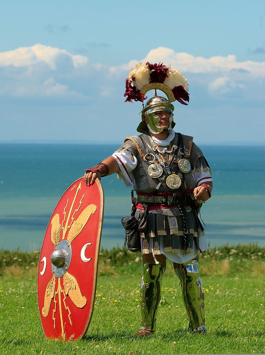 Một người đàn ông người Pháp hóa trang như một bách nhân đội trưởng La Mã trong hoạt cảnh tái hiện lịch sử ở Boulogne-sur-Mer, Pháp quốc. (Ảnh: Luc Viator/ CC BY-SA 3.0)