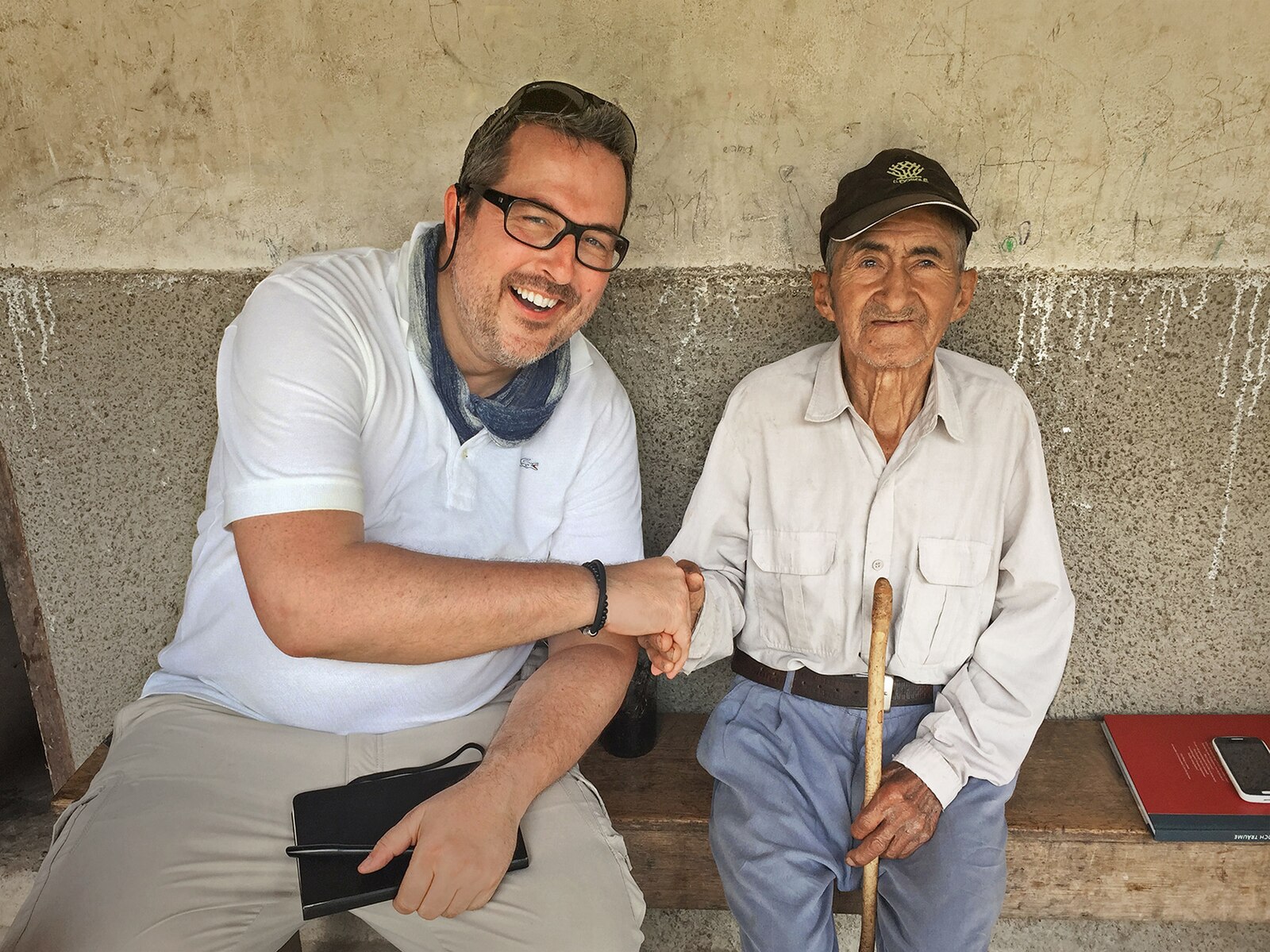 Ông Karsten Thormaehlen (trái) dành thời gian để tìm kiếm và chụp ảnh những người sống đến trăm tuổi trên khắp thế giới. Trong bức ảnh này, ông chụp với một nông dân người Ecuador 105 tuổi (không rõ tên). (Ảnh: Kato2807~dewiki/CC BY-SA 4.0)