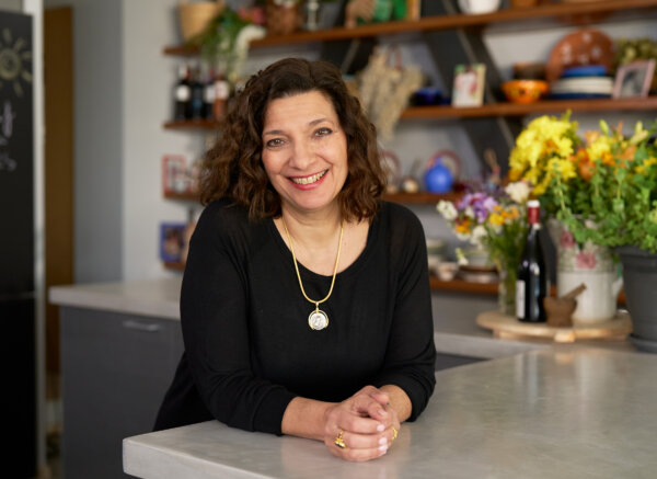 Cô Diane Mochilas là người chủ trì chương trình truyền hình từng đạt giải thưởng, giáo viên dạy nấu ăn, kiêm tác giả của hơn một chục cuốn sách về ẩm thực Hy Lạp. (Ảnh: Christopher Bierlein)
