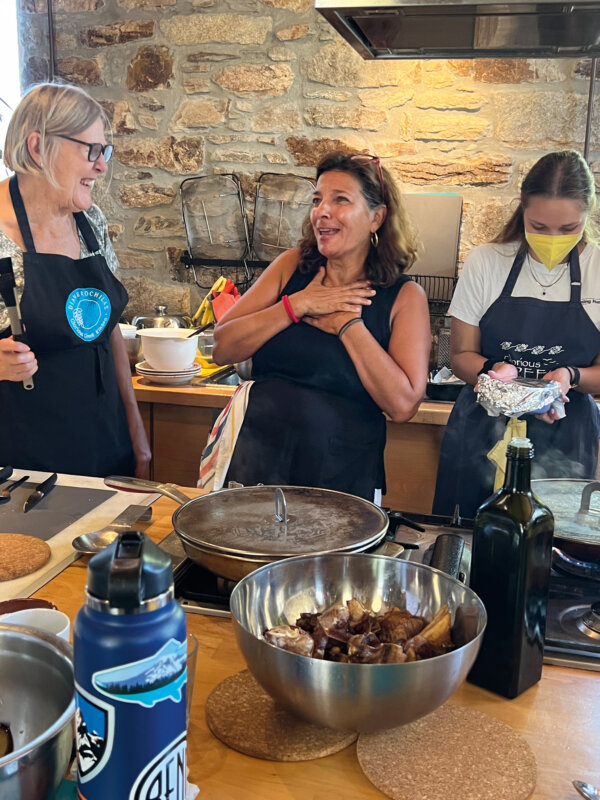 Cô Kochilas điều hành một lớp dạy nấu ăn trên đảo Ikaria, ngay bên ngoài ngôi nhà của gia đình suốt gần hai thập niên. (Ảnh: Vasilis Stenos)