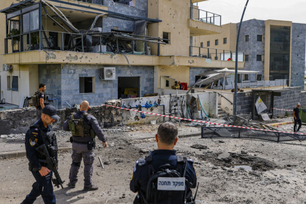 Các lực lượng Israel kiểm tra một tòa nhà bị hỏa tiễn Hezbollah bắn trúng ở Kiryat Shmona, miền bắc Israel, gần biên giới Lebanon, hôm 27/03/2024. (Ảnh: JALAA MAREY/AFP qua Getty Images)