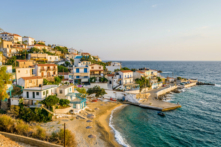 Hòn đảo Hy Lạp nằm trên biển Aegean này là một trong những nơi có tỷ lệ người dân sống trên trăm tuổi cao nhất thế giới. (Ảnh: Tom Jastram/Shutterstock)