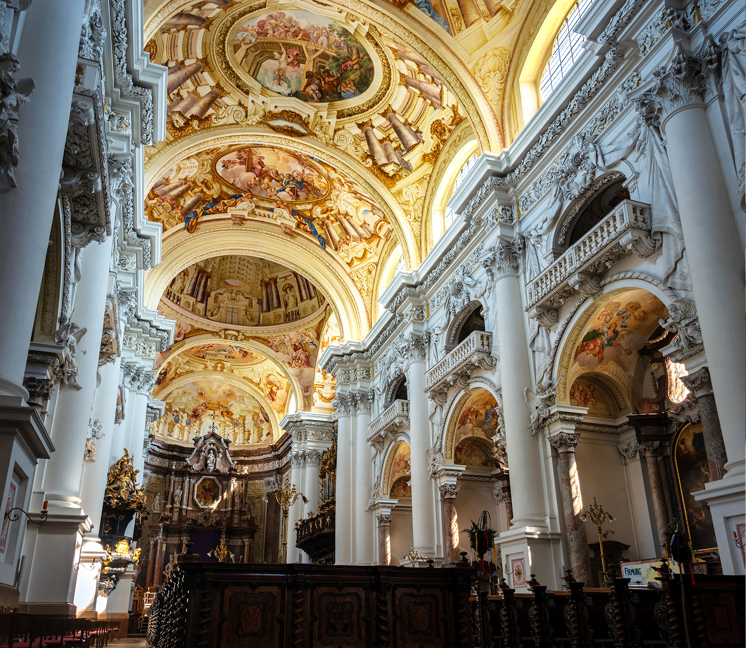 Gian giữa của Vương cung Thánh đường Thánh Florian. (Ảnh: Karl Allen Lugmayer/Shutterstock)