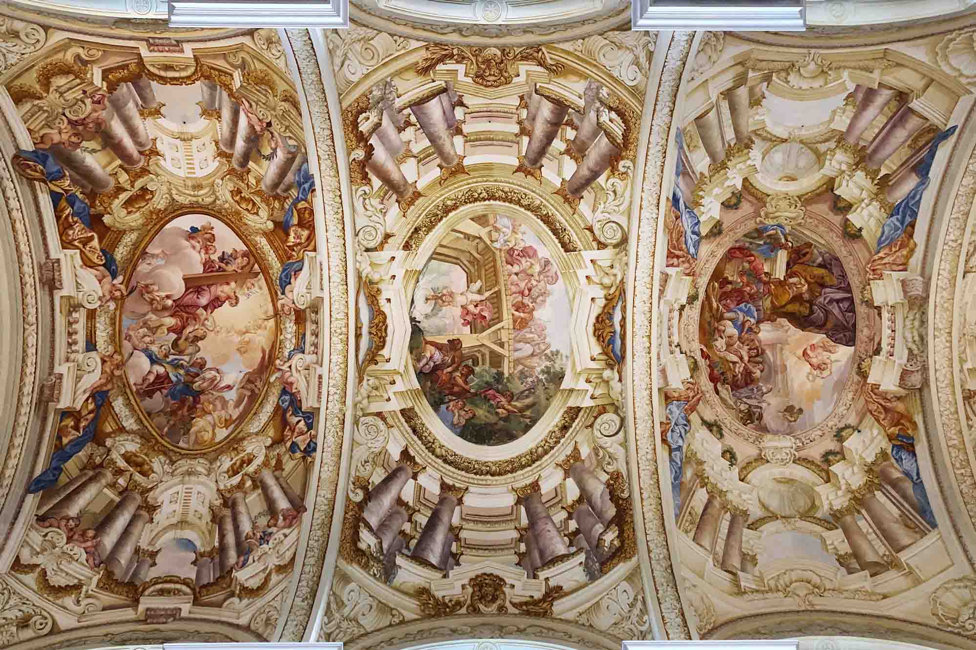 Các bức bích họa trên trần nhà ở gian giữa của Vương cung Thánh đường Thánh Florian. (Ảnh: fivetonine/Shutterstock)