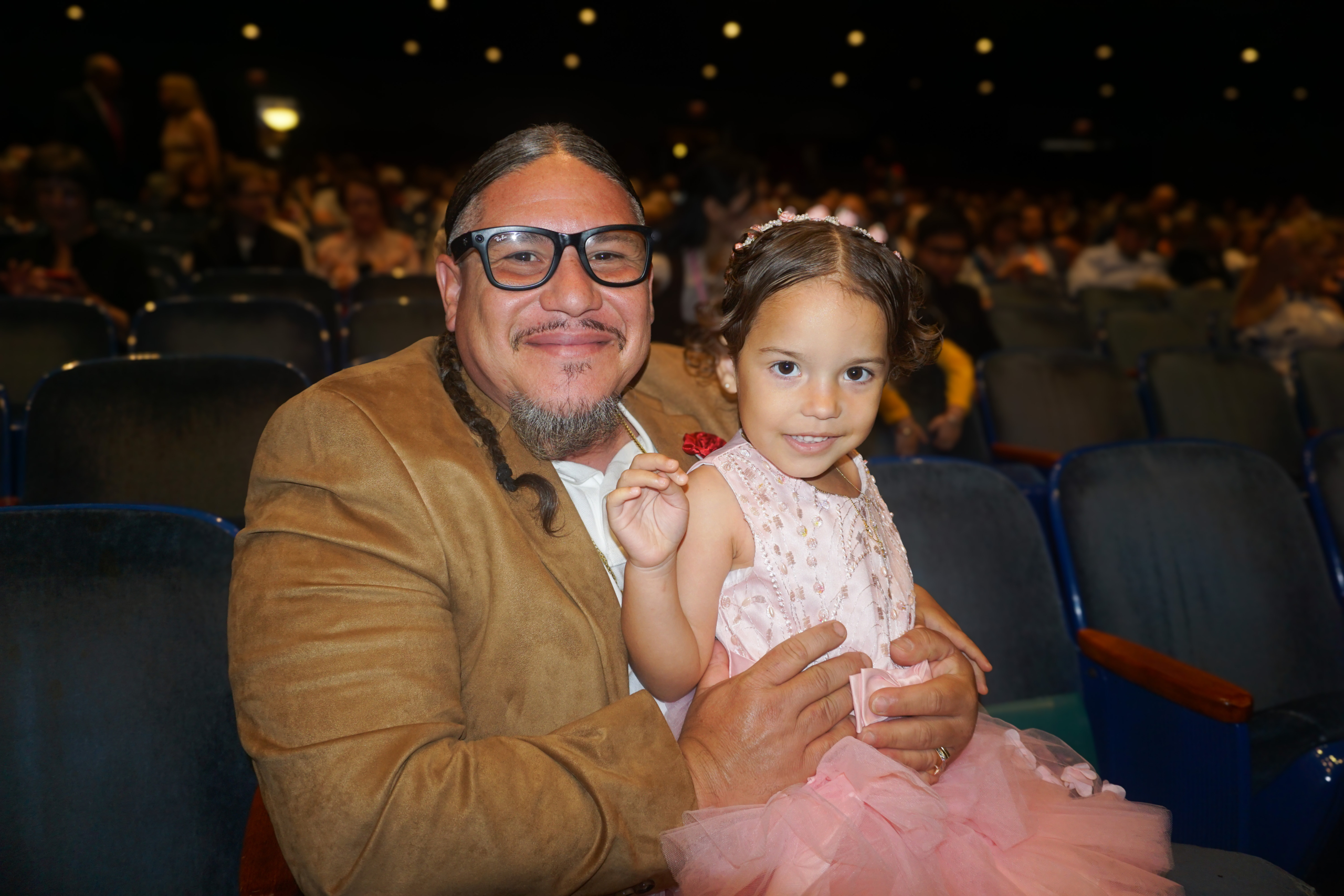 Ông Angel Ruiz và con gái thưởng thức Nghệ thuật Biểu diễn Shen Yun tại Đại Hý trường Dân sự Knoxville ở thành phố Knoxville, tiểu bang Tennessee hôm 28/04/2024. (Ảnh: Yeawen Hung/The Epoch Times)
