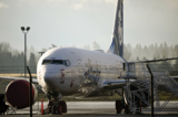 Một phi cơ của Alaska Airlines bị bung cửa trên không trung đang đậu trên đường băng ở Portland, Oregon, hôm 23/01/2024. (Ảnh: Patrick T. Fallon/AFP/Getty Images)
