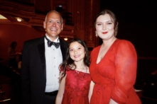 Ông John Young, con gái Juliette, cùng phu nhân Madeline Moon, thưởng thức Shen Yun tại Nhà hát Orpheum tối hôm 04/05/2024. (Ảnh: Sherry Dong/The Epoch Times)