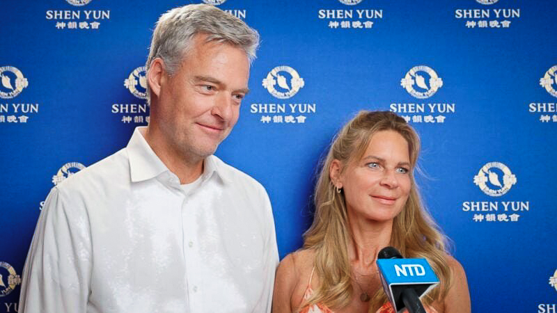 Ông Axel và bà Sabine Hager thưởng thức Shen Yun tại Nhà hát Metropol Theater Bremen, Đức quốc hôm 01/05/2024. (Ảnh: Đài truyền hình NTD)