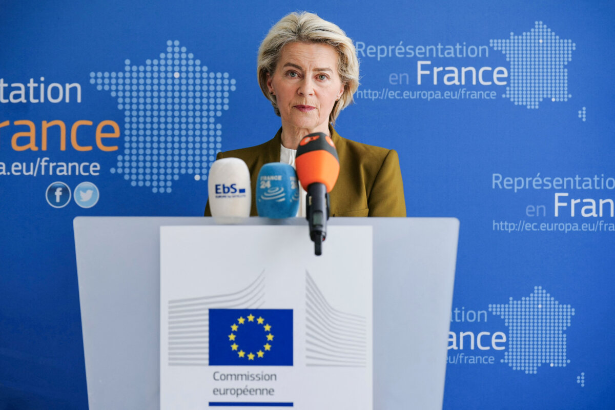 Chủ tịch Ủy ban Âu Châu Ursula von der Leyen có bài phát biểu trước báo giới tại cơ quan đại diện ở Pháp của Ủy ban Âu Châu ở Paris, hôm 06/05/2024. (Ảnh: Dimitar Dilkoff/AFP qua Getty Images)