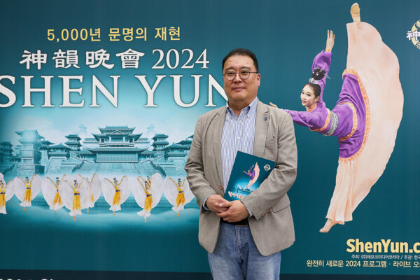 Ông Park Jae-han thưởng thức Nghệ thuật Biểu diễn Shen Yun tại Trung tâm Nghệ thuật Gumi–Nhà hát lớn ở Gumi hôm 05/05/2024. (Ảnh: Jin Guohuan/The Epoch Times)