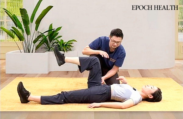 Rèn luyện cơ bắp để duy trì tư thế đúng: tập cơ thắt lưng chậu. (Ảnh: The Epoch Times)