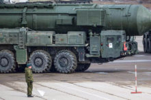 Hệ thống phi đạn di động RS-24 Yars của Nga ở bãi tập quân sự Alabino tại Nga có thể phóng các ICBM lớn cũng như phi đạn được trang bị đầu đạn hạt nhân phi chiến lược chiến thuật hiệu suất thấp. (Ảnh: Sergei Bobylev/Văn phòng Báo chí Bộ Quốc phòng Nga/TASS)