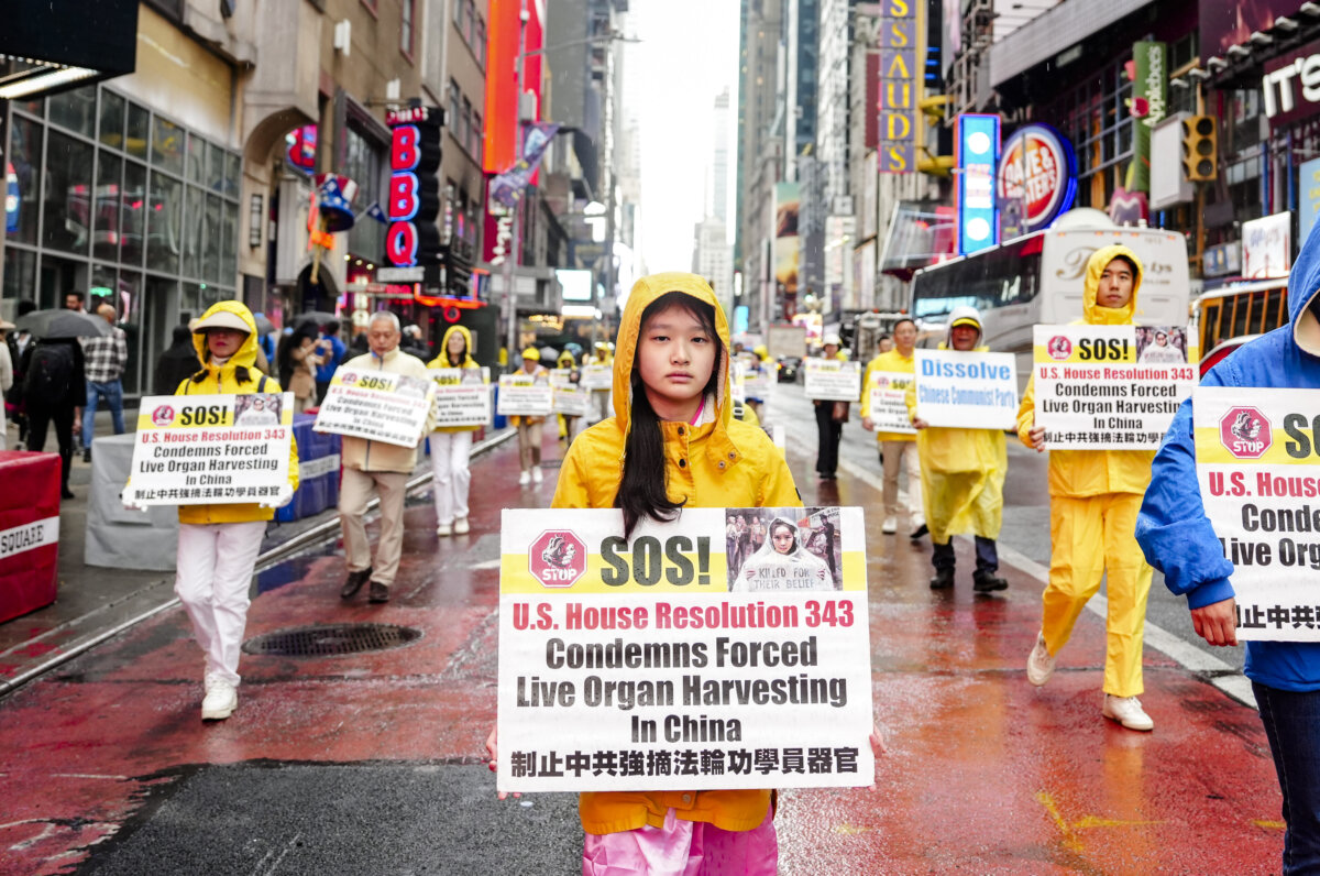 Các học viên Pháp Luân Công tham gia cuộc diễn hành kỷ niệm Ngày Pháp Luân Đại Pháp Thế giới và kêu gọi chấm dứt cuộc đàn áp ở Trung Quốc, tại Thành phố New York, hôm 10/05/2024. (Ảnh: Samira Bouaou/The Epoch Times)