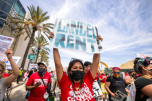 Một người phụ nữ kêu gọi hủy bỏ tiền thuê nhà trong một cuộc tuần hành Ngày Quốc tế Lao động ở Los Angeles vào ngày 01/05/2021. (Ảnh: David McNew/AFP qua Getty Images)