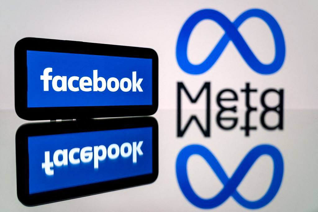 Một chiếc điện thoại thông minh và màn hình máy điện toán hiển thị các biểu tượng của mạng xã hội Facebook và công ty mẹ là Meta ở Toulouse, tây nam nước Pháp, vào ngày 12/01/2023. (Ảnh: Lionel Bonaventure/AFP qua Getty Images)