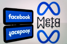 Một điện thoại thông minh và màn hình máy điện toán hiển thị logo của mạng xã hội Facebook và công ty mẹ Meta ở Toulouse, miền tây nam nước Pháp, vào ngày 12/01/2023. (Ảnh: Lionel Bonaventure/AFP qua Getty Images)