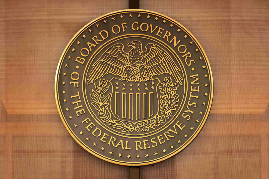 Con dấu của Hội đồng Thống đốc Hệ thống Dự trữ Liên bang bên ngoài Tòa nhà William McChesney Martin của Fed tại Hoa Thịnh Đốn, ngày 13/03/2023. (Ảnh: Alex Wong/Getty Images)