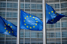 Cờ Liên minh Âu Châu tung bay bên ngoài trụ sở Ủy ban Âu Châu tại Brussels, Bỉ, vào hôm 01/03/2023. (Ảnh: Johanna Geron/Reuters)
