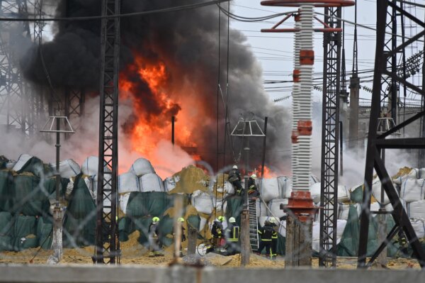 Nhân viên cứu hỏa dập tắt đám cháy tại trạm biến áp điện sau vụ tấn công phi đạn ở Kharkiv, Ukraine, hôm 22/03/2024. (Ảnh: Sergey Bobok/AFP qua Getty Images)