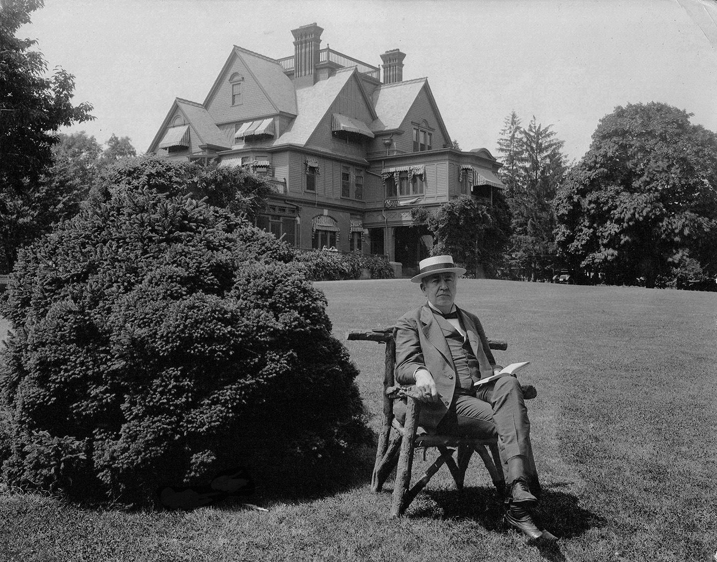Ông Thomas Edison đọc sách trên bãi cỏ tại ngôi nhà Glenmont ngày 30/06/1917. Dịch vụ Công viên Quốc gia. (Ảnh: Tư liệu công cộng)