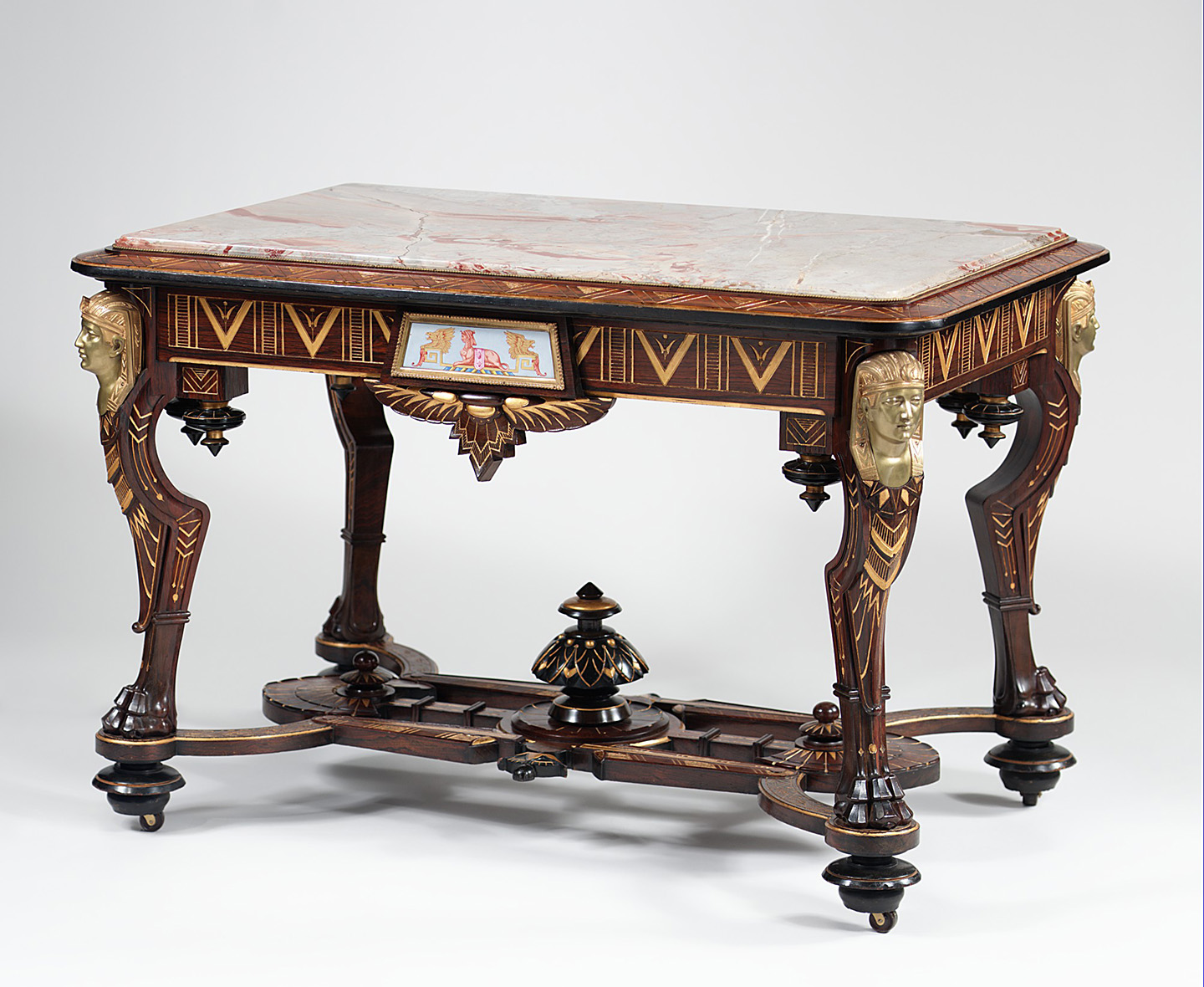 Các họa tiết trang trí như đầu nhân sư và hoa sen được sử dụng cho chiếc bàn trung tâm theo phong cách Renaissance Revival, được cho là của Hãng sản xuất Pottier & Stymus, năm 1870–1875. Bảo tàng Nghệ thuật Metropolitan, thành phố New York. (Ảnh: Tư liệu công cộng)
