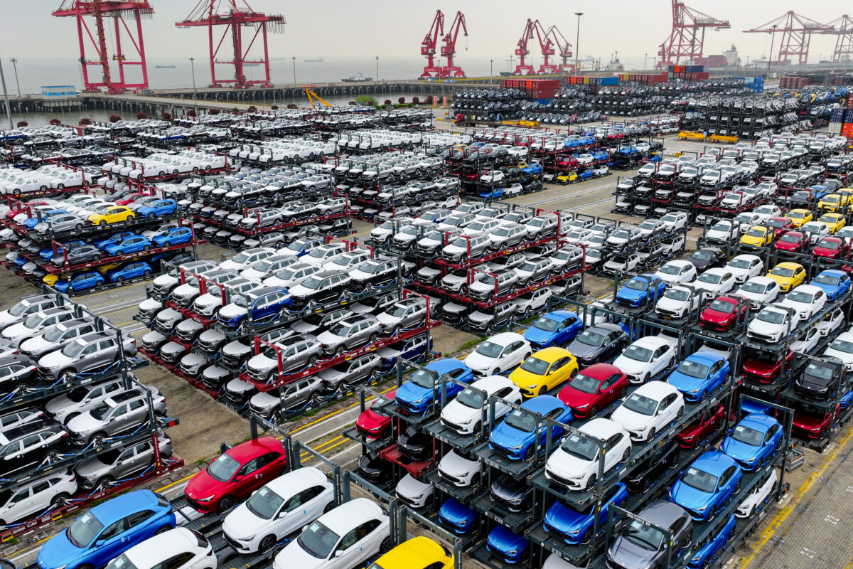 Xe hơi điện chờ xuất cảng được xếp chồng lên nhau tại bến container quốc tế của cảng Taicang ở Tô Châu, tỉnh Giang Tô, miền đông Trung Quốc, hôm 16/04/2024. (Ảnh: STR/AFP qua Getty Images)