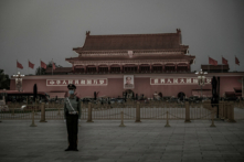 Một công an đứng gác tại Quảng trường Thiên An Môn ở Bắc Kinh, vào ngày 29/09/2022. (Ảnh: Jade Gao/AFP qua Getty Images)