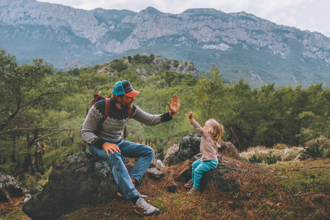 Hãy tặng cha những trải nghiệm mới mẻ và kỷ niệm đáng nhớ bên những người thân yêu. (Ảnh: everst/Shutterstock)