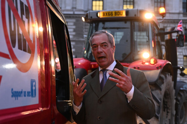 Ông Nigel Farage nói chuyện với tài xế xe tải tham gia một cuộc biểu tình phản đối cáo buộc ULEZ gần Tòa nhà Nghị viện ở London, hôm 25/03/2024. (Ảnh: Leon Neal/Getty Images)