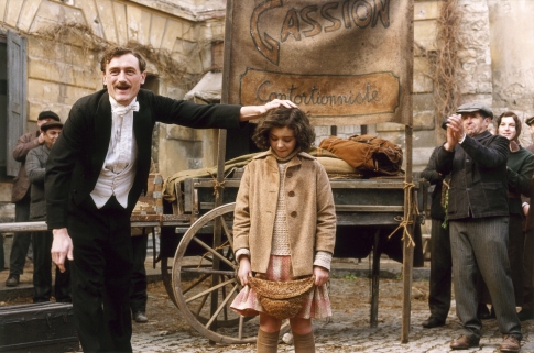Cha của Édith (diễn viên Jean-Paul Rouve thủ vai) và Édith (diễn viên Pauline Burlet thủ vai) trong bộ phim “La Vie En Rose.” (Ảnh: Legende Films)