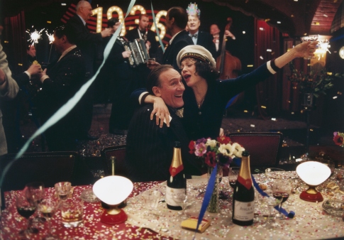 Chủ hộp đêm Louis Leplée (diễn viên Gérard Depardieu thủ vai) chia vui cùng với cô gái tuổi teen Édith Piaf (diễn viên Marion Cotillard thủ vai), trong phim “La Vie En Rose.” (Ảnh: Legende Films)