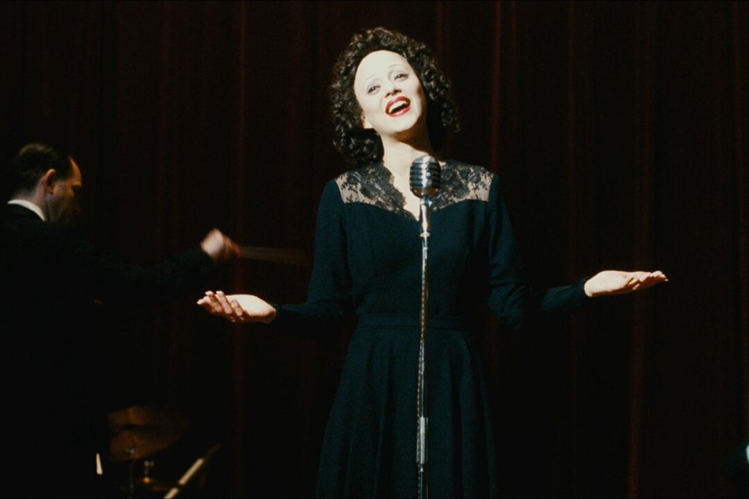 Ca sỹ Édith Piaf (diễn viên Marion Cotillard thủ vai) hát trong phim La Vie En Rose (Cuộc Đời Màu Hồng). (Ảnh: Legende Films)