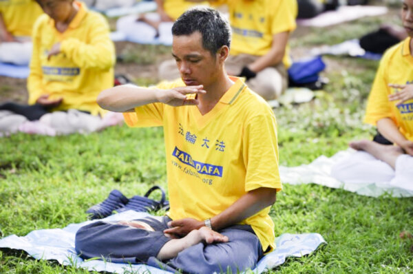 Ông Lý Quế Tân (Li Guixin) thiền định tại Công viên Lumphini ở Bangkok, Thái Lan, vào ngày 12/05/2014. (Ảnh: Do ông Lý Quế Tân cung cấp)