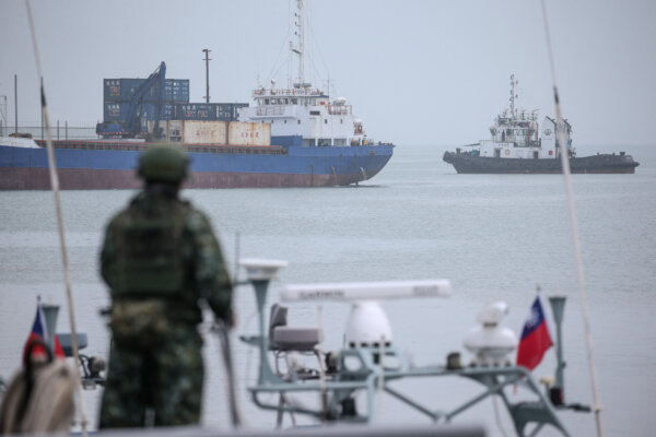Một thành viên của quân đội Đài Loan (phía trước) tham gia cuộc tập trận thường lệ tại cảng Liêu La ở Kim Môn, Đài Loan, hôm 24/05/2024. (Ảnh: I-hwa Cheng/AFP qua Getty Images)